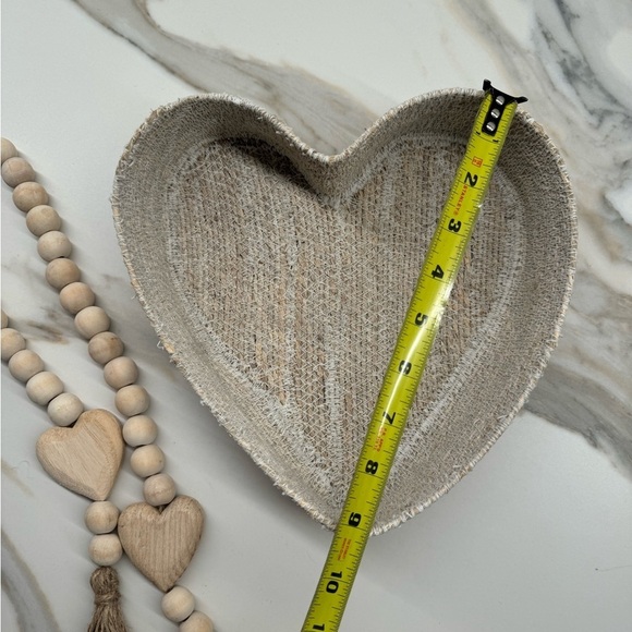 Woven wicker heart basket with wooden beads - Picture 6 of 8